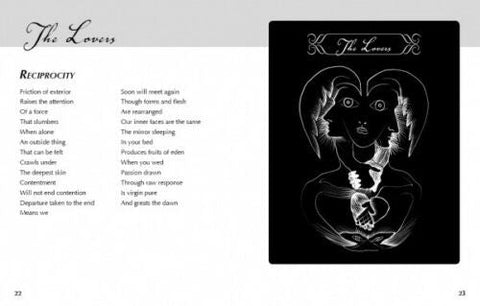 Knyga – atverstas puslapis su poezija kairėje ir juoda The Lovers tarot kortos iliustracija dešinėje