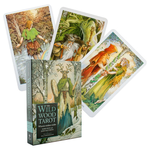 Produkto puslapyje – Wild Wood Tarot kortų rinkinys: dėžutė priekyje ir keturios fanuotos iliustruotos kortos žemiškų atspalvių