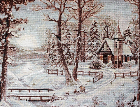 Siuvinėtas žieminis peizažas sepijos tonuose su nameliu ir bokštu, apšviestais langais, snieguotu keliu ir mediniu tiltu, 40×30 cm