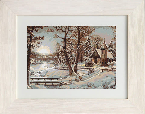 Siuvinėtas paveikslas žiemos sodyba, smėlio medinis rėmas, 50×40 cm, pilna kompozicija su šiltai apšviestais namo langais