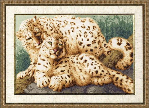 Siuvinėtas paveikslas rėme: du sniego leopardai smėlio ir žalsvų tonų kompozicija, elegantiškam interjerui