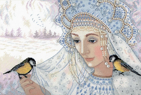 Siuvinėtas paveikslas su moters tradiciniu galvos apdaru, perlų aplikacijomis, mėlynais ornamentais ir dviem geltonomis zylėmis, artimas detalėms.