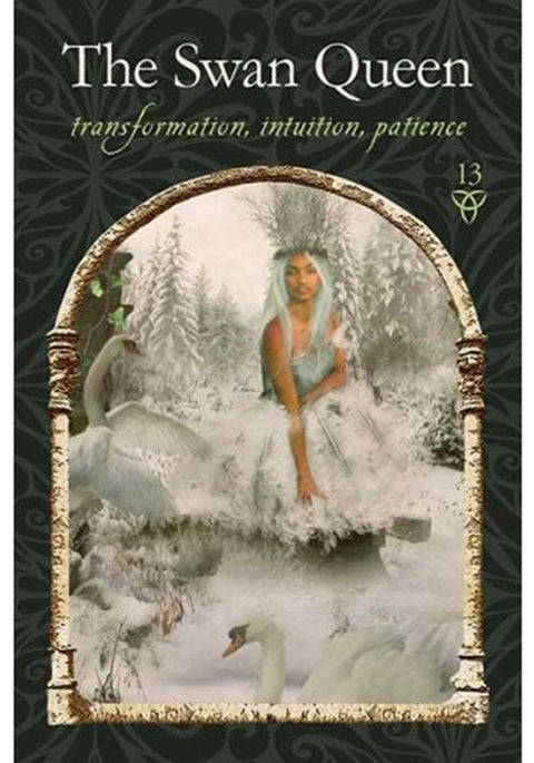 Swan Queen tarot korta, priekinė iliustracija: karūnuota moteris gulbės fone snieguotame miške, tema transformacija ir intuicija