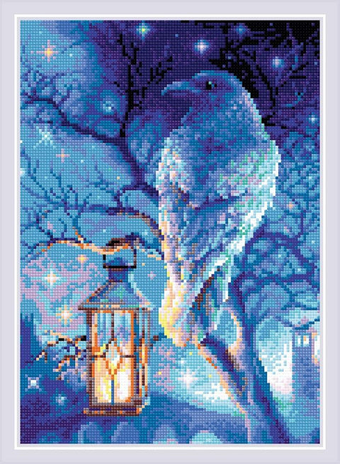 Dimantinė tapyba Varnas su žibintu, mėlynai-pilkų tonų pilnas paveikslas 40×50 cm su baltu rėmu, žvilganti mozaika