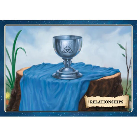 tarot korta "Santykiai" – sidabrinė taurė su triquetra ant mėlyno audeklo ant medžio kelmo, simbolizuoja emocinį ryšį
