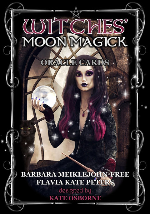 Orakulų kortos Witches' Moon Magick – viršelis su ragana, laikanti krištolinį rutulį, juodas katinas ir gotiška estetika