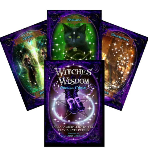 Orakulų kortos Witches' Wisdom, violetinė dėžutė su raganos batais ir trys pavyzdinės kortos (katė, šluota, ritualas)
