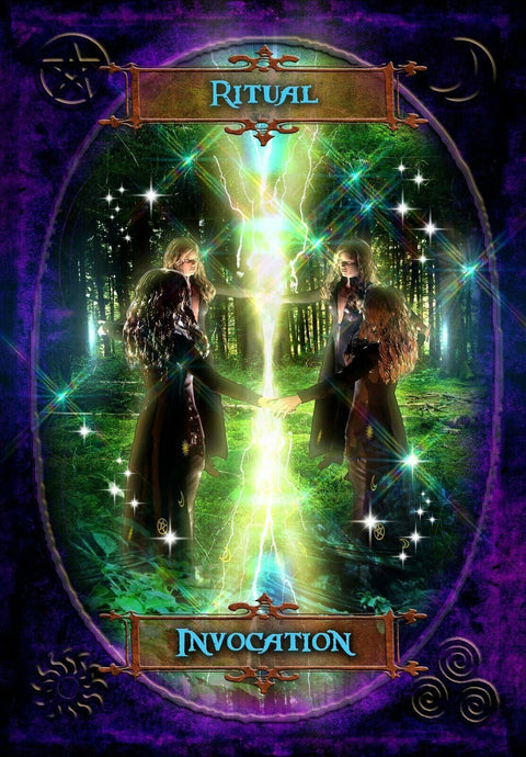 Tarot korta „Invocation“, keturi apsiaustyti figūros miške laiko rankas aplink žalią šviesos stulpą, violetinis rėmas