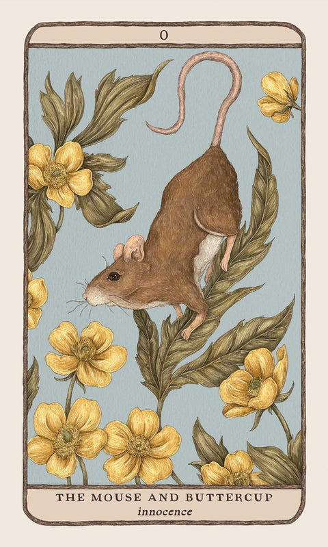 tarot korta The Mouse and Buttercup – ruda pelytė tarp geltonų buttercup žiedų, iliustruota variantė su užrašu „innocence“