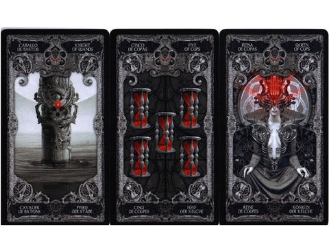 tarot kortos trijų kortų atlenktas komplektas: Kario lazda, Penki taurės ir Taurių karalienė juodo baroko dizaine
