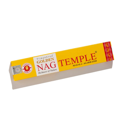 Smilkalai Golden Nag Temple geltonėje pakuotėje, masala aromato variantas, pasviręs kampu parodytas pakuotės dizainas