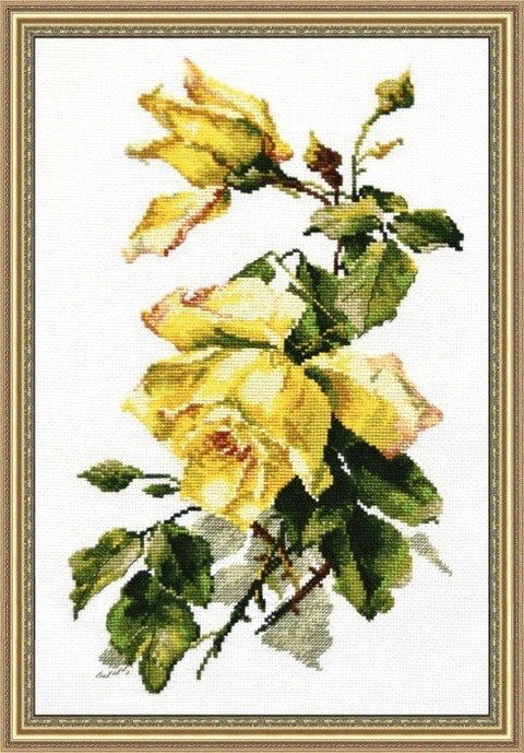 Kryželių rinkinys su geltonomis rožėmis, vertikali kompozicija ir aukso rėmu, skirtas 30×40 cm rėminimui, detalūs žiedai ir lapija