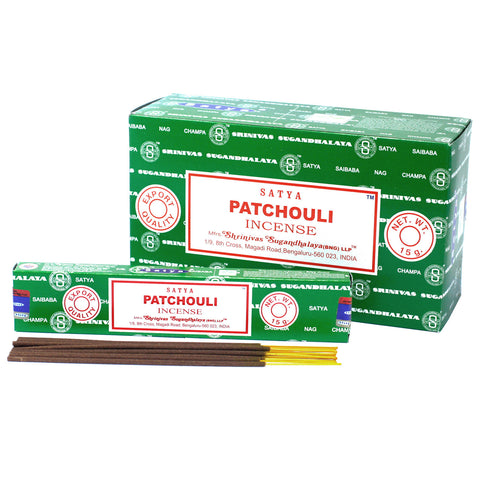 Patchouli smilkalai Satya 15 g žalia pakuotė, priekinis kampas su atidaryta dėžute ir išdėstytomis lazdelėmis, skirtos kambario kvapui