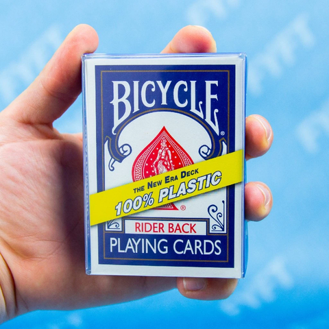 Bicycle kortos Rider Back mėlyname dėkle su geltonu 100% PLASTIC dirželiu, plastikinė kaladė rankoje, priekinis uždarytas variantas