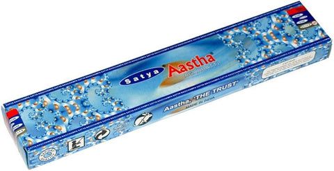 Smilkalai Satya Aastha 15 g pakuotė — ilga mėlyna dėžutė su vandens lašelio raštu, parodyta kampu