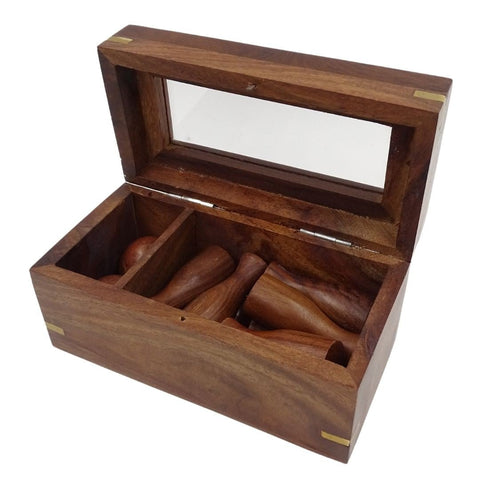 Medinė dėžutė atidaryta su skyriais ir stiklu dangtyje, tamsaus riešutmedžio spalvos, skirta laikyti mažus medinius aksesuarus