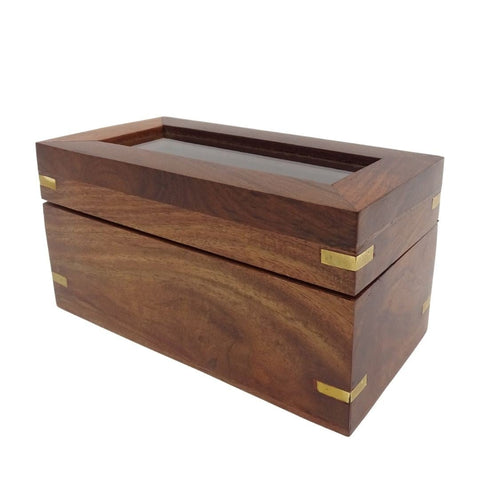 Medinė dėžutė riešuto atspalvio su stiklo viršumi ir žalvario kampų intarpais, uždaryta, fotografinis trijų keturių kampo vaizdas