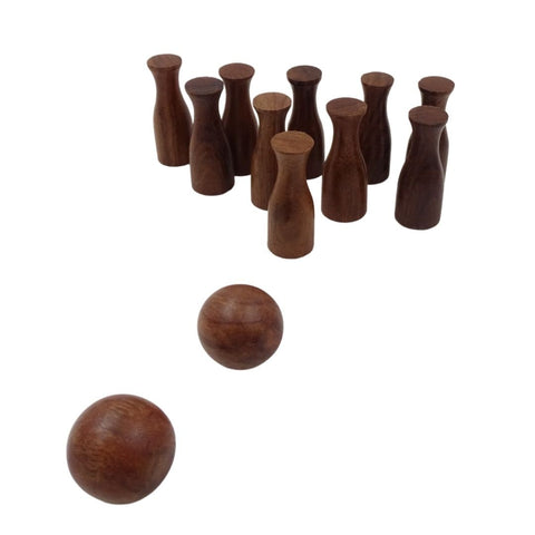 Medinės boulingo kėgliai su dviem rudos spalvos kamuoliukais, 10 kėglių komplektas parodytas iš priekinio kampo