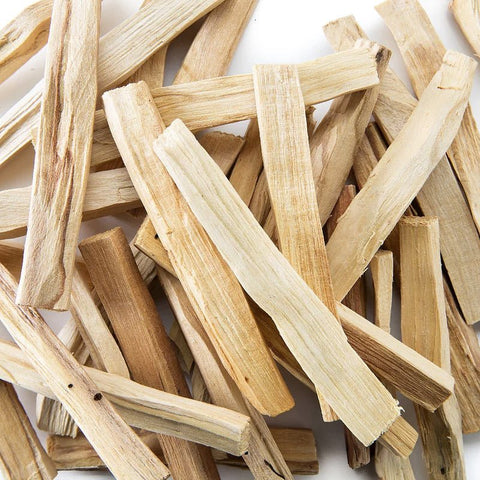 Palo santo lazdelės, šviesios natūralios medienos 10–12 cm rinkinys, arti parodyta šiurkšti tekstūra ir dūminis aromatas