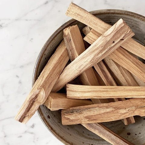 Palo santo lazdėlės, natūrali šviesi mediena, vidutinio ilgio rinkinys dubenyje, viršutinis planas