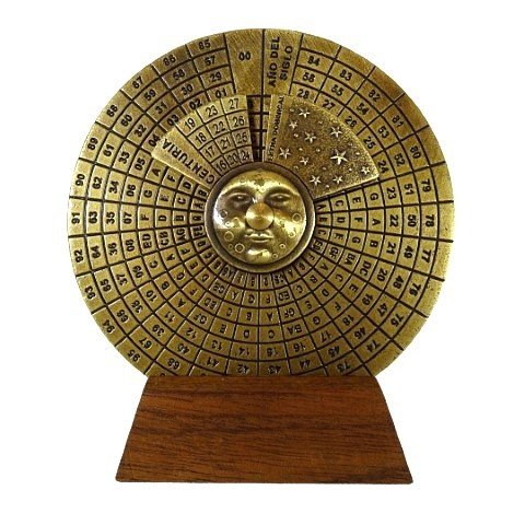 amžinasis kalendorius iš žalvario ant medinio stovelio, sukamas diskas su mėnulio ir žvaigždžių motyvu