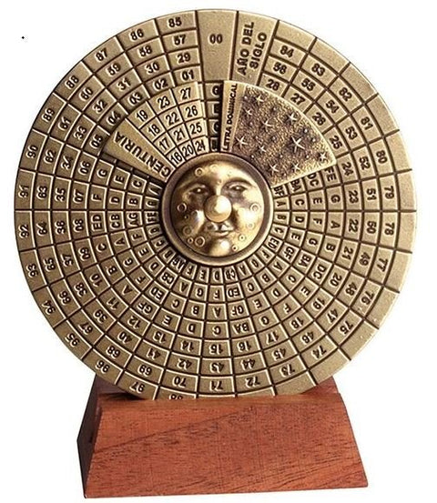 Amžinas kalendorius iš žalvario ant medinio stovelio, su sukamu ciferblatu ir aiškiai pažymėtais datų žiedais