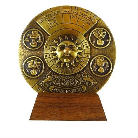 Stalinis amžinas kalendorius iš bronzos su saulės motyvu, slankiojančiais diskais ir mediniu stoveliu, rodantis mėnesius ir dienas