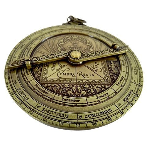 Astrolabas iš žalvario su graviruotais zodiako ženklais ir mėnesių žiedais, 10 cm skersmens dekoratyvinis aksesuaras