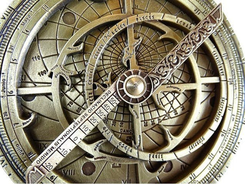 Astrolabija iš žalvario su ornamentuota sukinama rodykle ir įrašais ant concentricinių graviruotų žiedų