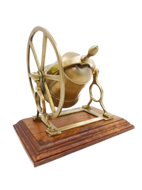 Bronzinis varpas ant medinio pjedestalo, pasviręs į dešinį priekinį planą, matyti varpo ir ratlankio detalės