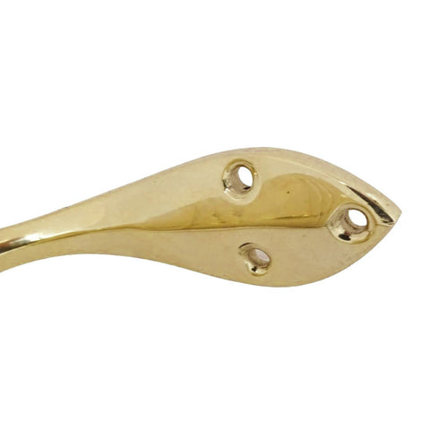 Durų rankena auksuota, šoninis artimas planas su trimis montavimo skylėmis ir poliruotu blizgiu paviršiumi