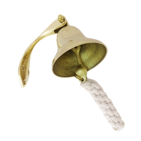 Durų varpas iš žalvario su balta pintine virvele ir sieniniu laikikliu, rodoma iš viršutinio kampo, artimas planas