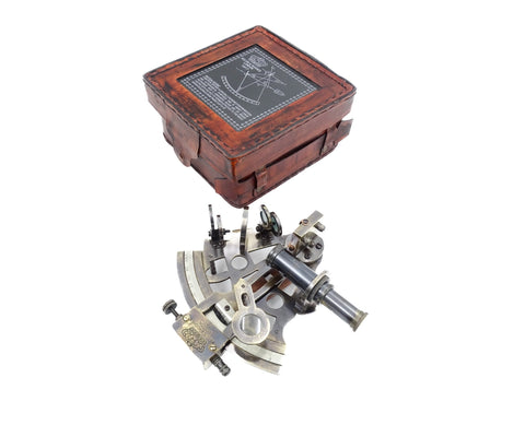 sextantas antikvarinis žalvarinis su teleskopu ir rudos odos dėkle, matomas iš viršaus ir rodantis kampų skalę ir fiksatorius