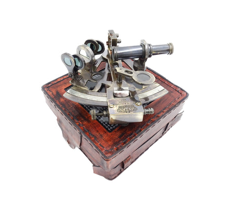 Sektantas iš žalvario su teleskopu ant rudos medinės dėžės, detalus viršutinis kampo rodinys su skale