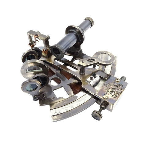 sekstantas antikinis žalvarinis su teleskopu ir reguliuojamais veidrodžiais; kampinis artimas planas, matoma skalė ir gamintojo plokštelė