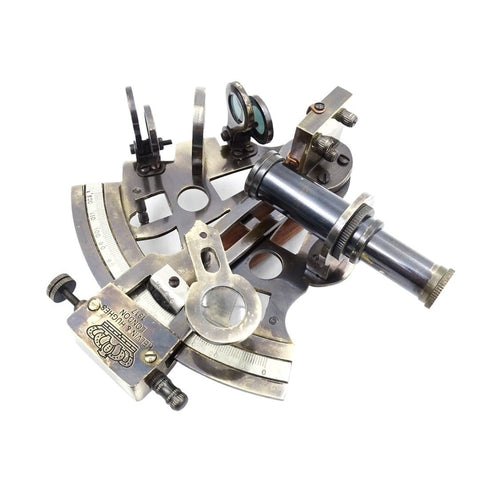 Sekstantas antikvarinis žalvarinis su teleskopu ir matuoklio skale, artimas kampinis kadras su Londono žyme