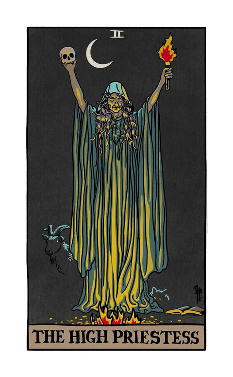 Aukštoji kunigė tarot korta, stačiakampis plakatas tamsiai pilko fono su žalsvai‑geltonu iliustracija, mėnuliu, kaukole ir degančiu žiebtuvu
