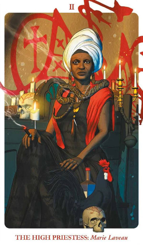 tarot korta Aukščiausioji kunigė (Marie Laveau) – juoda su auksiniais akcentais, balta turbanas, raudona skraistė, gaidys ir kaukolė