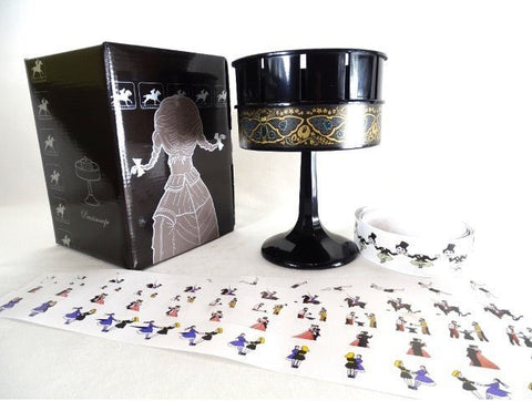 Rotacinis juodas papuošalų stovas su auksiniu ornamentu, pristatomas su dovanų dėže, juosta ir lipdukų rinkiniu