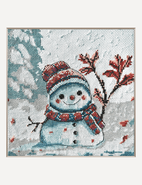 kryželių siuvinys sniego senelis su raudona kepure ir šaliku, 30×30 cm rėmas, artimas planas