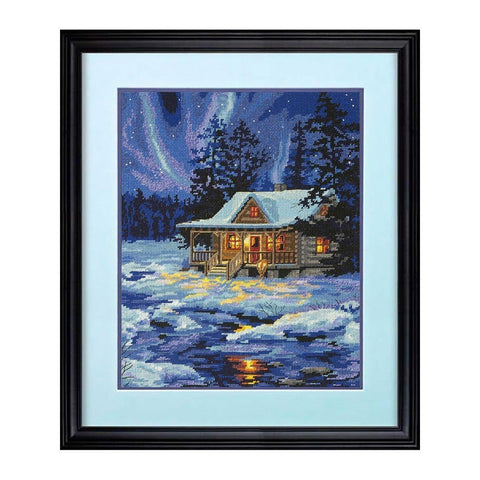 kryželių rinkinys su snieguota trobele ir šiaurės pašvaiste, įrėmintas 40×50 cm variantas, šiltai apšviesti langai