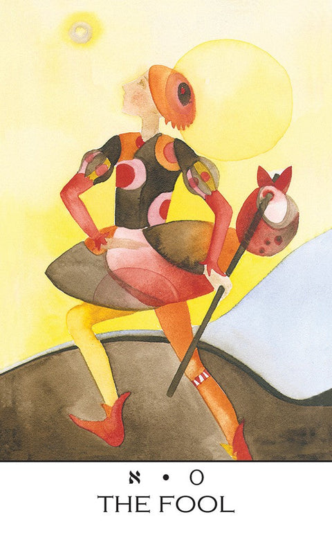 tarot korta Kvailys – akvarelinis geltonos ir raudonos spalvų personažas žingsniuojantis į saulę, rankoje lazdos simbolis