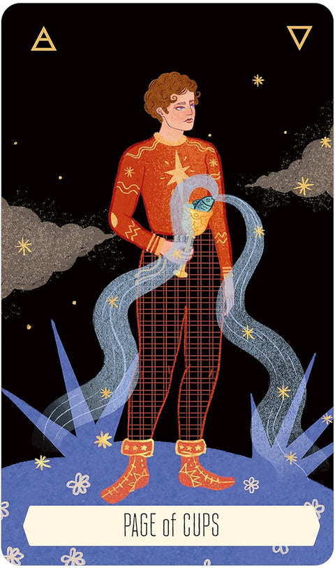 Tarot korta Page of Cups, vertikalus priekis — iliustracija: jaunuolis raudonais drabužiais laiko taurę su žuvimi, tamsus fonas, unikalus meninis variantas