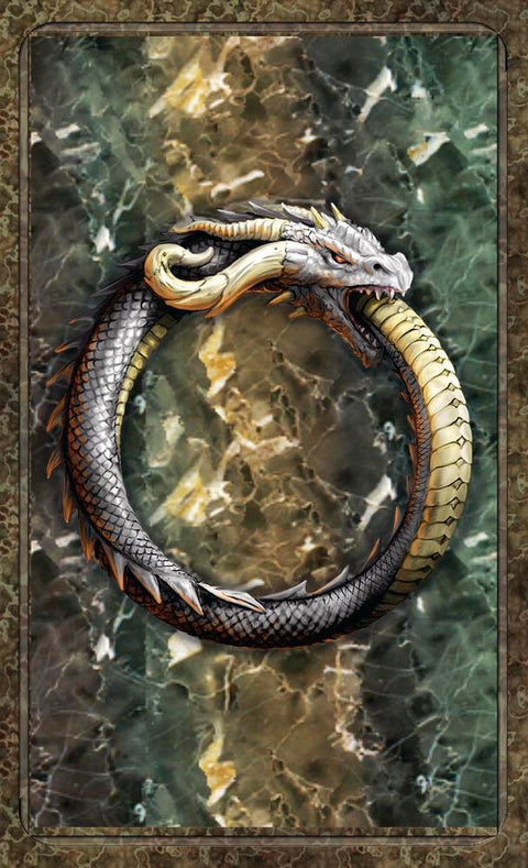 Plakatas: drakono Ouroboros auksinis ir sidabrinis žiedas ant žalsvo marmuro fono, vertikalus formatas