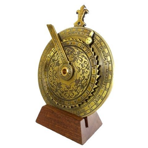 astrolabas iš žalvario ant medinio stovo, dekoratyvus ornamentuotas diskas su reguliuojama rodykle