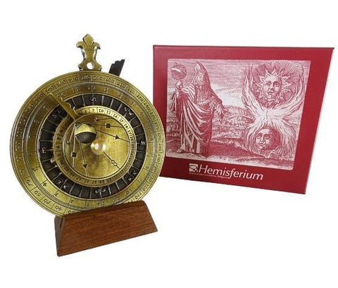 Astrolabija iš žalvario ant medinio stovo su raudona Hemisferium dovanų dėže, detalus antikinio stiliaus stalinis modelis