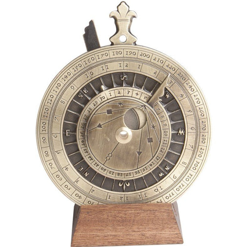 Astrolabija žalvarinė ant medinio stovelio, priekinis vaizdas su sukamaisiais žiedais ir aiškiomis laipsnių žymomis, antikvarinis apdirbimas