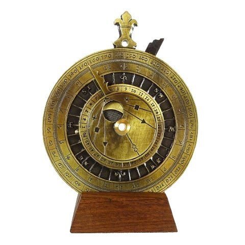 astrolabija iš žalvario ant medinio stovelio, priekinis artimas kampas, matomi sukami žiedai ir žymėtos skalės