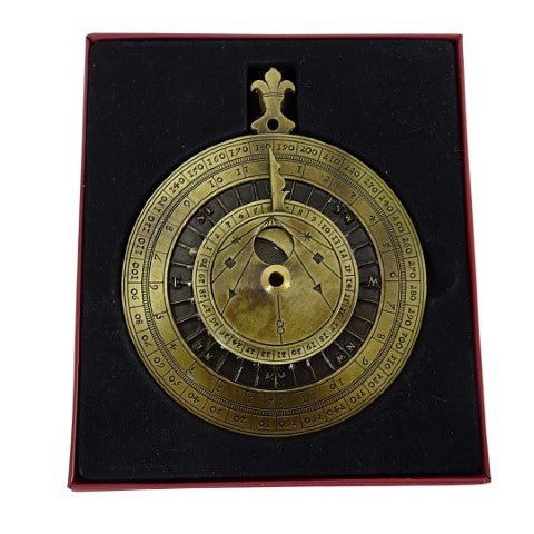 Astrolabija iš žalvario dovanų dėžutėje, apvalus daugiasluoksnis astronominis įrankis su sukamu žiedu