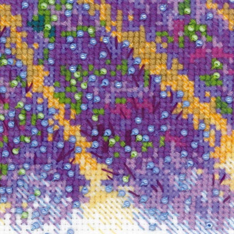 kryželių siuvinėjimo rinkinys – artimas planas su perlų karoliukais, ryškiai violetinėmis, geltonomis ir žaliomis siūlėmis